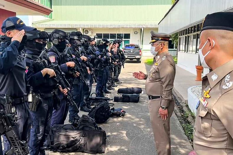 Fora policial na entrada da creche, alvo de atentado