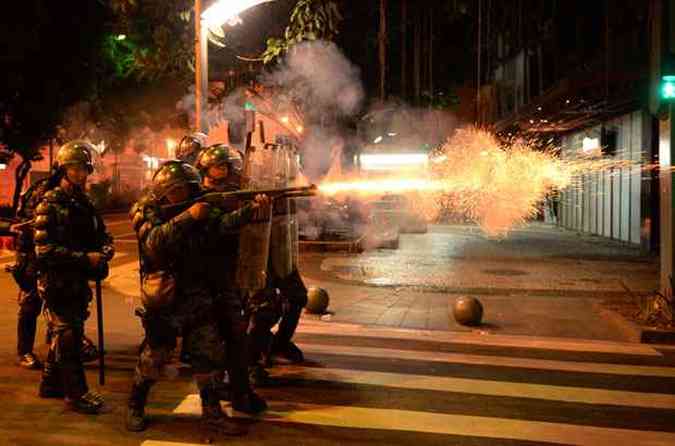Os protestos violentos em Ipanema e no Leblon na noite de quarta-feira no Rio de Janeiro acenderam a luz amarela entre as autoridades brasileiras em relao  visita do papa Francisco ao Brasil (foto: TASSO MARCELO / AFP)
