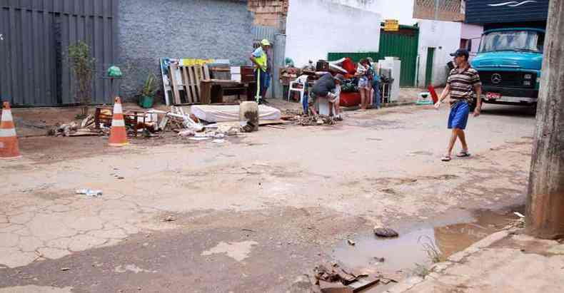 Moradores da Vila So Paulo passaram o dia limpando casas atingidas pela gua(foto: Edsio Ferreira/EM/DA Press)