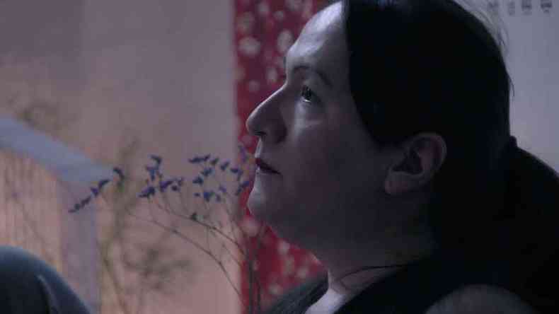 No documentrio, Julia Katharine repassa a histria de sua vida durante uma noite insone. Filmagens foram feitas no apartamento da atriz(foto: VITRINE FILMES/DIVULGAO)