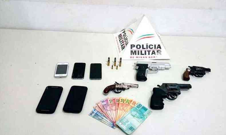Trs armas e uma rplica foram retiradas das mos dos criminosos(foto: PM/Divulgao)
