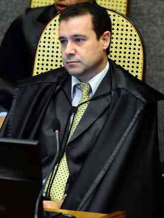 O ministro Nefi Cordeiro assina o habeas corpus de Neri Geller (PP) e Rodrigo Figueiredo(foto: SCO/STJ/Divulgao)