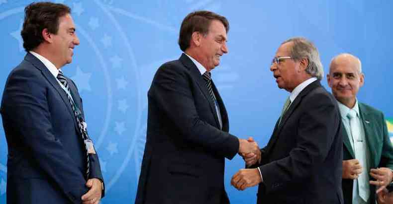 Bolsonaro e o ministro da Economia, Paulo Guedes: enquanto um cria problemas dirios o outro ter de resolver o desaquecimento da economia(foto: Marcos Corra/PR)