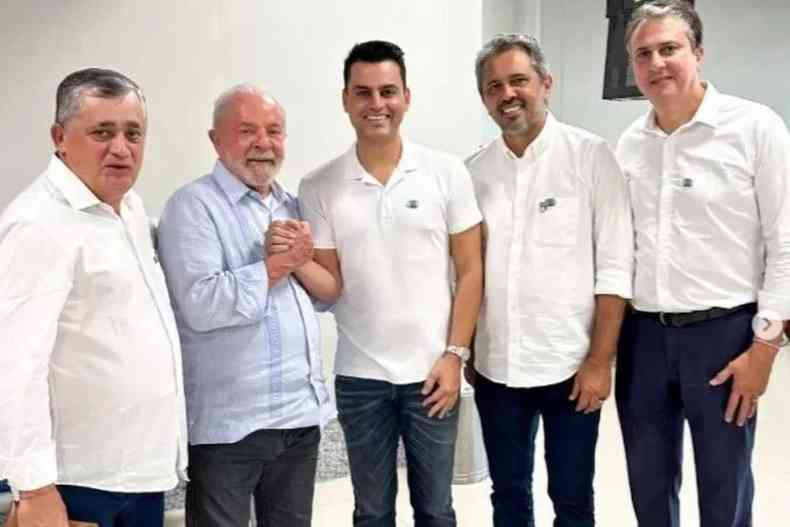 Lula e polticos; todos sorriem para foto