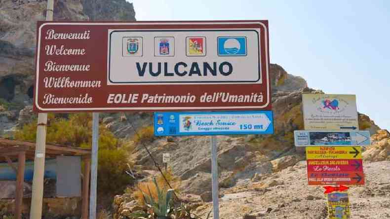 Vulcano recebeu esse nome em homenagem ao deus romano do fogo, que foi adotado como nome genrico de todos os vulces