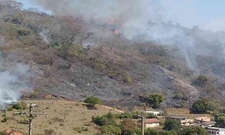 Focos de incndios esto em endereos diferentes, em Moeda(foto: CBMMG/Divulgao)