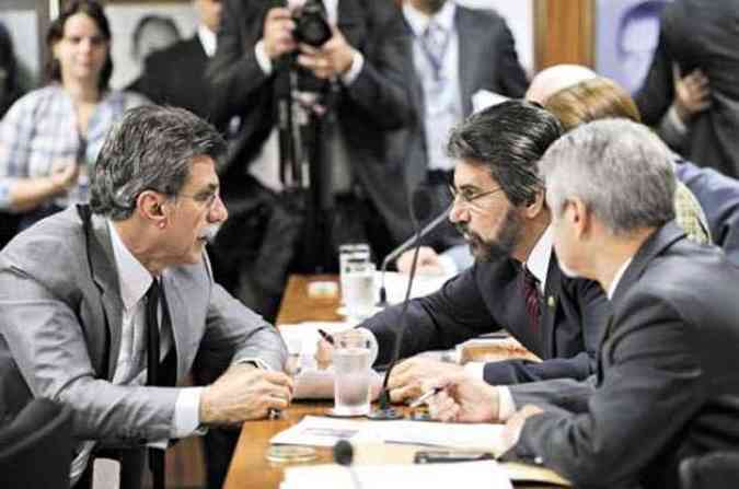 O relator, Romero Juc (E), negocia a aprovao do projeto com colegas(foto: Pedro Frana/Agncia Senado)