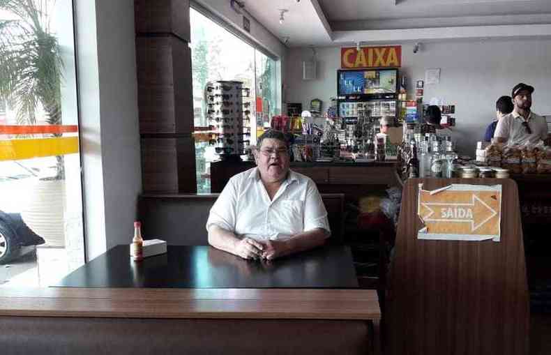 O comerciante Geraldo da Costa, de 69 anos, devolveu a carteira de Maria Mazzarela Zaidan, de 67, aps procur-la por mais de um ano(foto: Acervo pessoal)