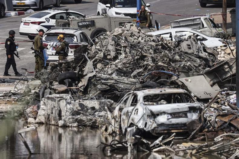 Prédio e carros destruídos por mísseis do Hamas em Sderot, Israel(foto: RONALDO SCHEMIDT / AFP) Prédio e carros destruídos por mísseis do Hamas em Sderot, Israel