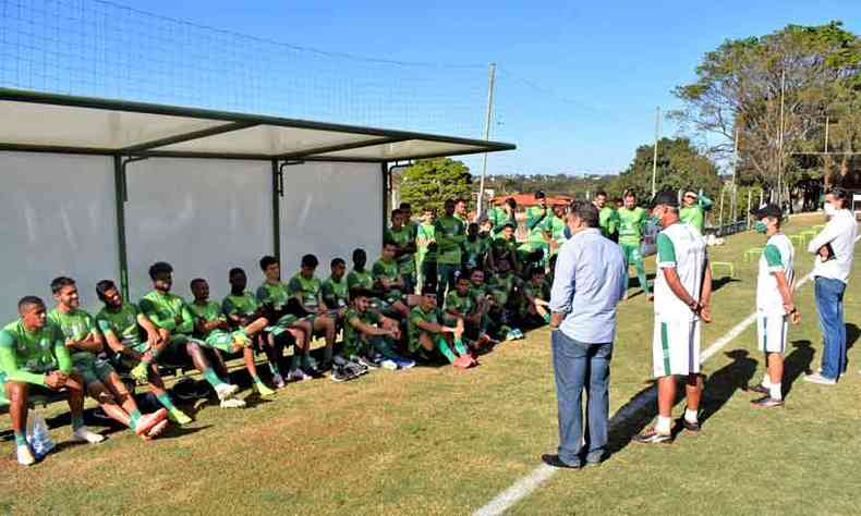 O presidente Marcus Salum conversou com os jogadores do Amrica na tarde de ontem(foto: Daniel Hott/Amrica)