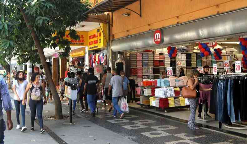Movimento no comrcio no centro da capital, s 11 horas. Na foto, comercio na rua Carijos com Curitiba. 