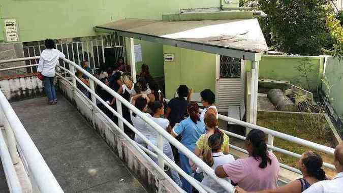 Longas filas se formaram no posto de Sade Carlos Chagas, na Regio Hospitalar(foto: Gladyston Rodrigues/EM/D.A.Press)