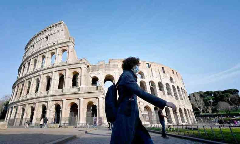  Toda a Itlia est em alerta vermelho. Restrio mxima esvazia monumentos como o Coliseu, em Roma(foto: Alberto PIZZOLI/AFP )