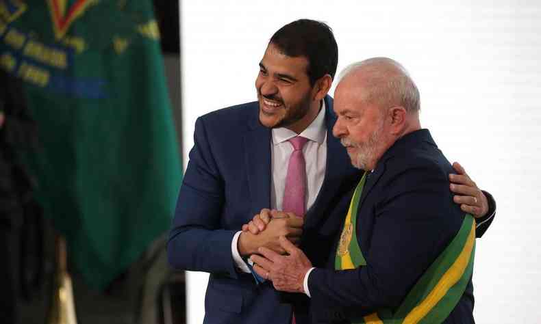 Jorge Messias posa para foto com Lula na posse dos ministros