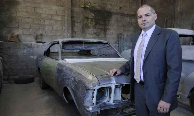O advogado no início da restauração, quando o sonho não era mais que uma carcaça ainda sem motor (foto: Beto Magalhães/EM/D.A Press 20/8/14) O advogado no início da restauração, quando o sonho não era mais que uma carcaça ainda sem motor (foto: Beto Magalhães/EM/D.A Press 20/8/14)