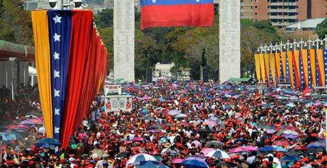 Multido aguarda para se despedir de Chvez(foto: AFP PHOTO/Leo RAMIREZ )