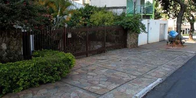 Autuado em R$ 2 mil pelo passeio incorreto, dono de casa da Av. Bandeirantes, no Bairro Anchieta, entrou com representa��o judicial contra a PBH(foto: �ngelo Pettinati/EM/D.A.Press)