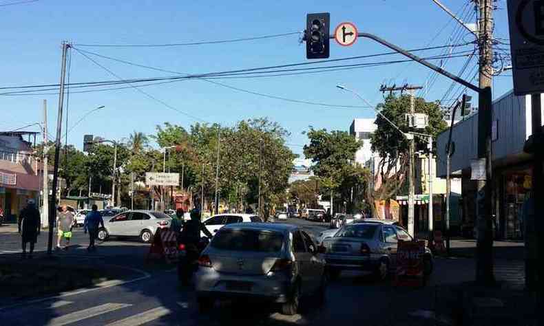 Somente em junho j foram seis furtos do cabeamento que alimenta os sinais do cruzamento das avenidas Bernardo Vasconcelos, Clara Nunes e Cachoeirinha(foto: Paulo Filgueiras/EM/D.A PRESS)
