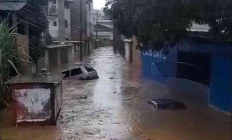Carros submersos em Mariana aps forte chuva