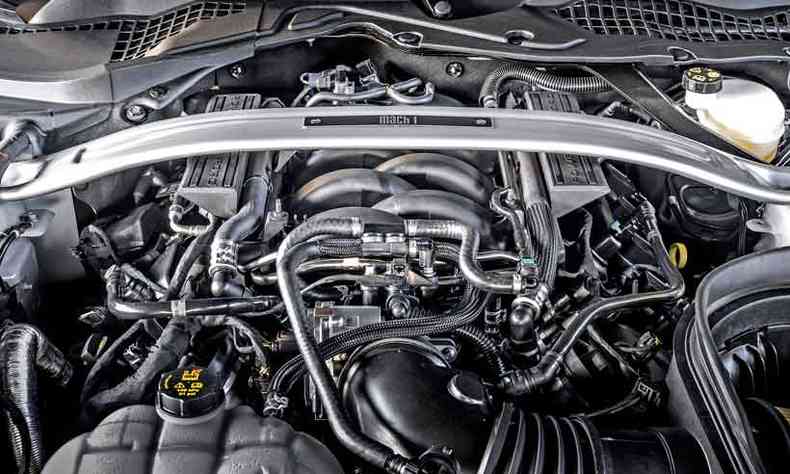 O motor Coyote V8 de 5.0 litros desenvolve 483cv e traz a barra transversal antitoro do Bullitt(foto: Ford/Divulgao)