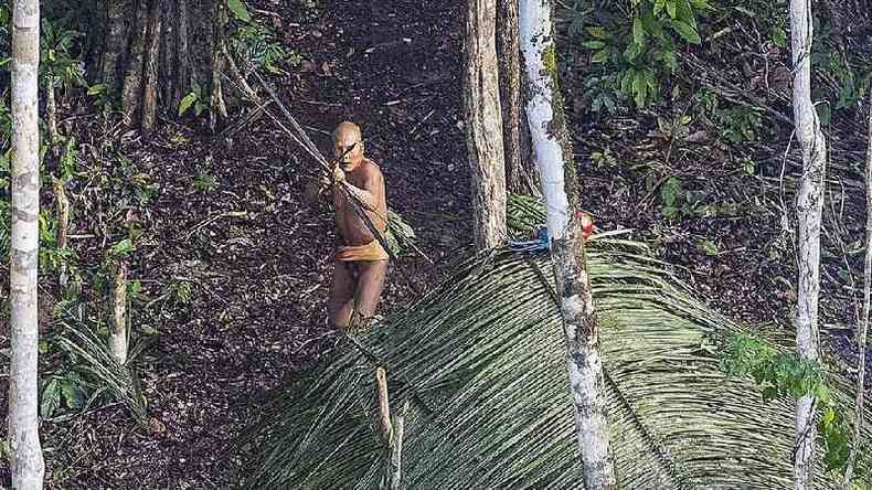 Foto aérea mostra indígena apontando flecha