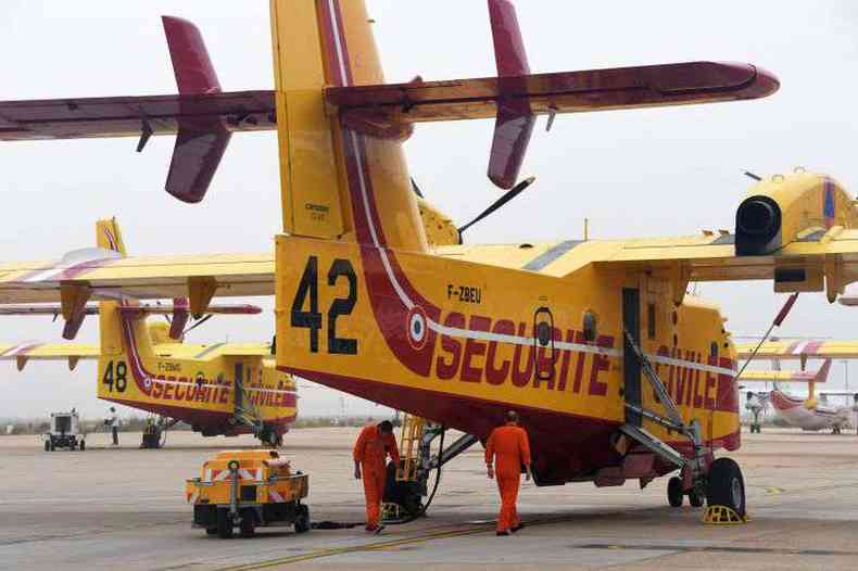 A verba  destinada ao envio de avies Canadair, de combate a incndios(foto: Pascal Guypt/AFP)