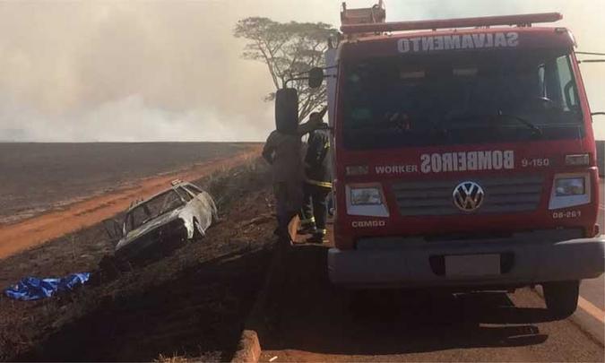O carro pegou fogo em contato com o material inflamável da plantação(foto: Arquivo Pessoal/Ita Evangelista) O carro pegou fogo em contato com o material inflamável da plantação(foto: Arquivo Pessoal/Ita Evangelista)