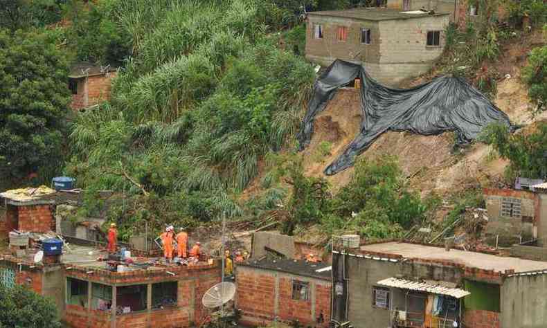 Deslizamento de terra destruiu uma casa em Ibirit, na Grande BH(foto: Alexandre Guzanshe/EM/D. A Press)