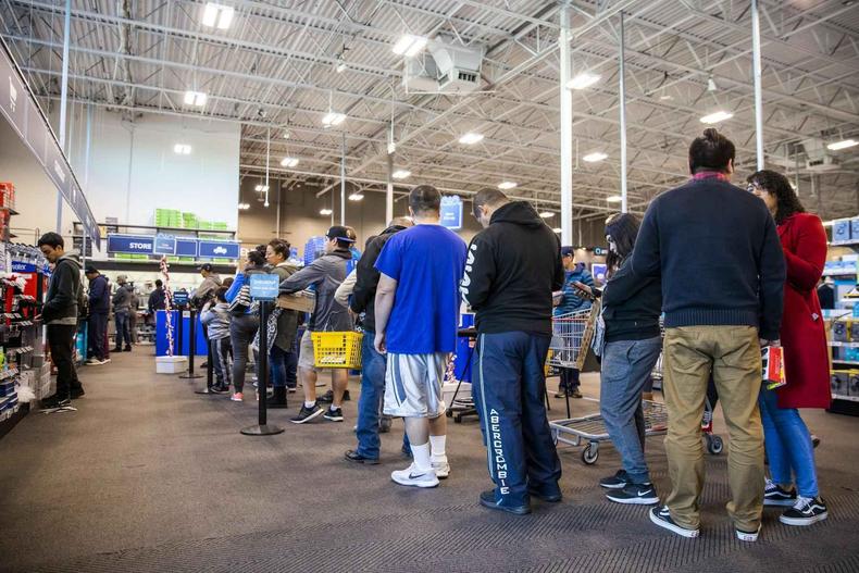 (foto: Philip Pacheco/Getty Images/AFP) Homens e mulheres em uma fala de loja aproveitando as ofertas da Black Friday