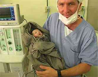 O pai com o beb, Bernardo, na Maternidade Santa F(foto: Reproduo Facebook)
