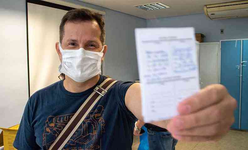 O mdico anestesista Leonardo Guimares Nominato, do Hospital Municipal de Valadares, exibe o seu carto de vacina contra a COVID-19, com a anotao da segunda dose(foto: Prefeitura de Governador Valadares/Divulgao)