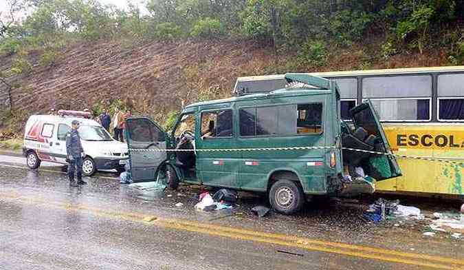 A pista molhada pode ter contribudo para o acidente(foto: Corpo de Bombeiros/Divulgao)