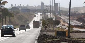 M�o e contram�o dividem espa�o na LMG-800, perto do terminal(foto: Beto Magalh�es/EM/DA Press)