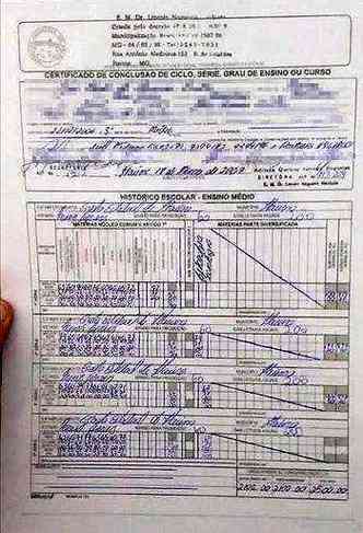 Homem oferece certificado de concluso do ensino mdio pela Internet(foto: Reproduo/Facebook)
