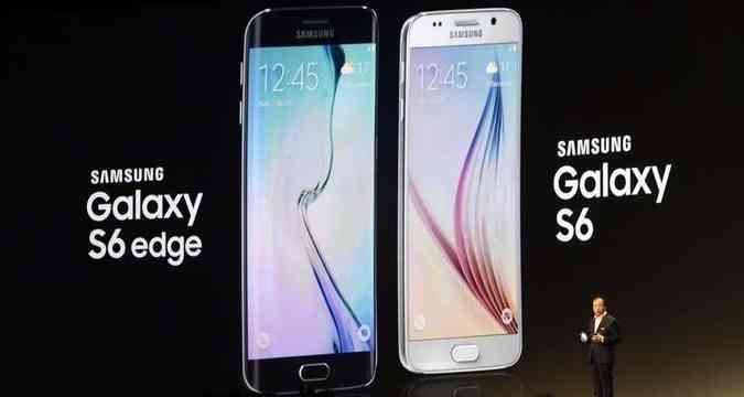 Samsung Galaxy S6 Edge e Samsung Galaxy S6 so apresentados em Barcelona (foto: AFP PHOTO/ LLUIS GENE )