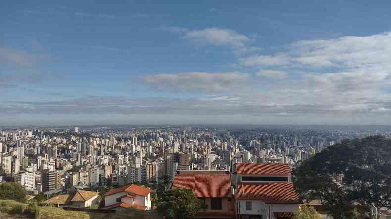 Alto de Belo Horizonte, com casas, prdios, rvores, cu azul com algumas nuvens