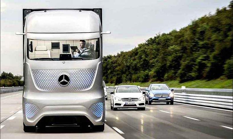 A Mercedez-Bens apresentou ao mundo, em Hannover, na Alemanha, seu modelo totalmente controlado por computador(foto: Mercedes/Benz/Divulgao)