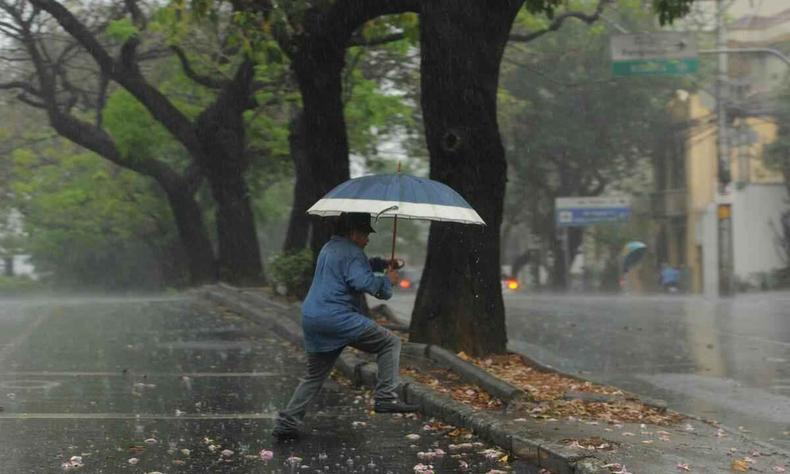Mais um dia de chuva em BH e região(foto: Gladyston Rodrigues/EM/D.A. Press) homem correndo da chuva