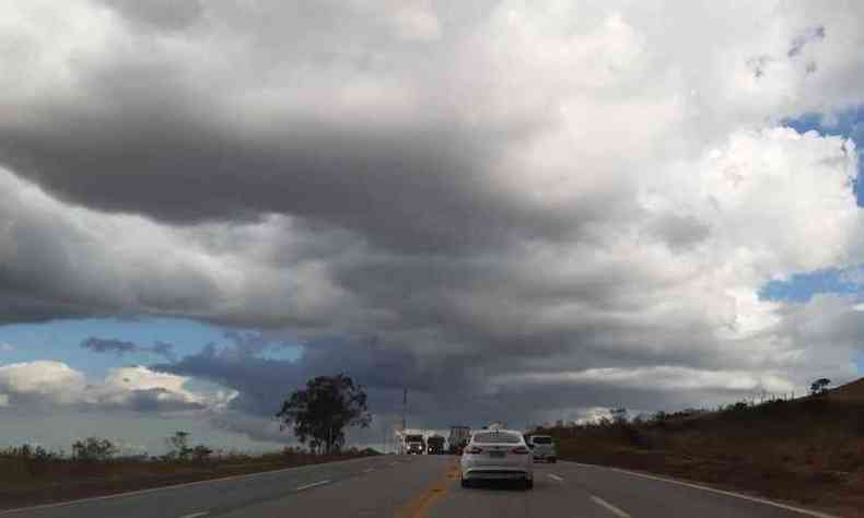 Cu encoberto com muitas nuvens e respingando chuva, na BR-040, em Nova Lima, na tarde desta quinta-feira(foto: Gladyston Rodrigues/EM/D.A. Press)