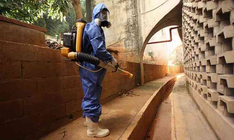 Abril de 2019 - Combate em duas frentes: agente de sade aplica inseticida contra o mosquito durante epidemia de dengue no ano passado(foto: Edesio Ferreira/EM/D.A Press)