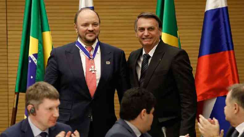 O presidente Jair Bolsonaro condecorou Andrey Andreevich Guryev, cuja famlia  ligada  gigante do setor de fertilizantes agrcolas PhosAgro, em fevereiro deste ano