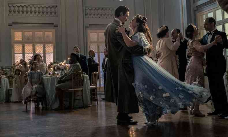 Sorrindo romanticamente, Rafael Vitti dana com Larissa Manoela, de vestido azul esvoaante, em um baile na novela Alm da iluso