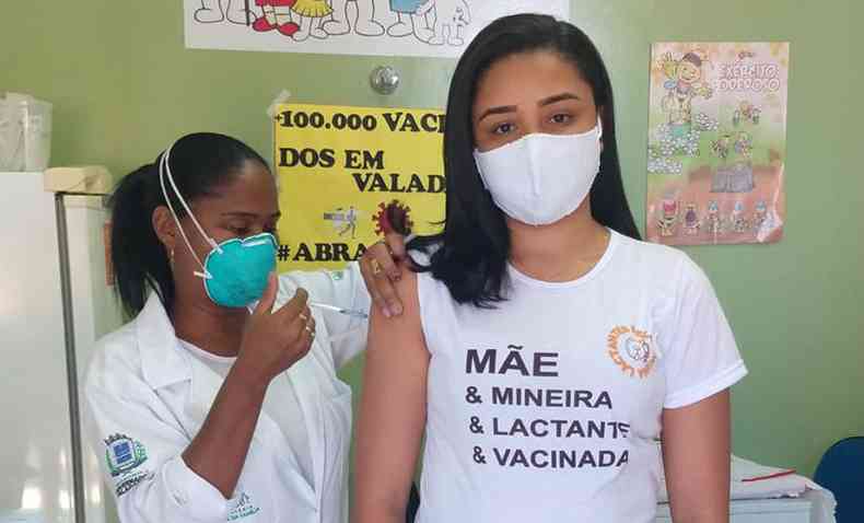 Gabriella Gross fez at camiseta para dizer que  me e lactante: ela tomou a vacina da xepa desta sexta-feira(foto: Flvio Simnio/Divulgao)