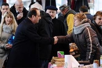 François Hollande cumprimenta mulher em mercado de Tulle (foto: AFP PHOTO/ NICOLAS TUCAT ) François Hollande cumprimenta mulher em mercado de Tulle (foto: AFP PHOTO/ NICOLAS TUCAT )