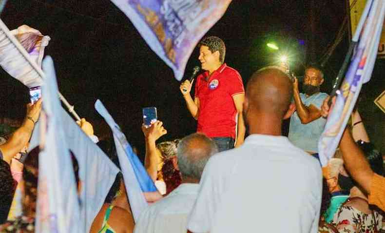 Daniel Sucupira (PT), no meio do povo, durante a campanha eleitoral 2020 em Tefilo Otoni(foto: Reproduo Redes Sociais)