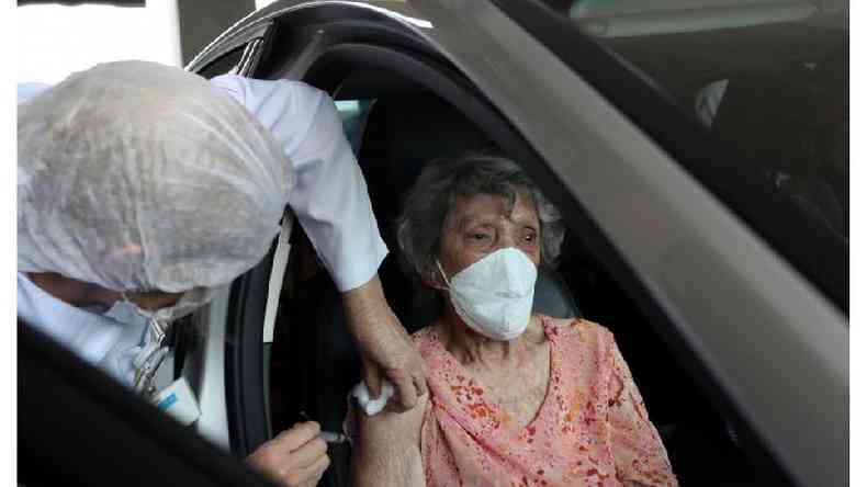 Em vrias cidades, profissionais de sade que no atuam na linha de frente contra a covid-19 foram vacinados antes de idosos(foto: REUTERS/Amanda Perobelli)