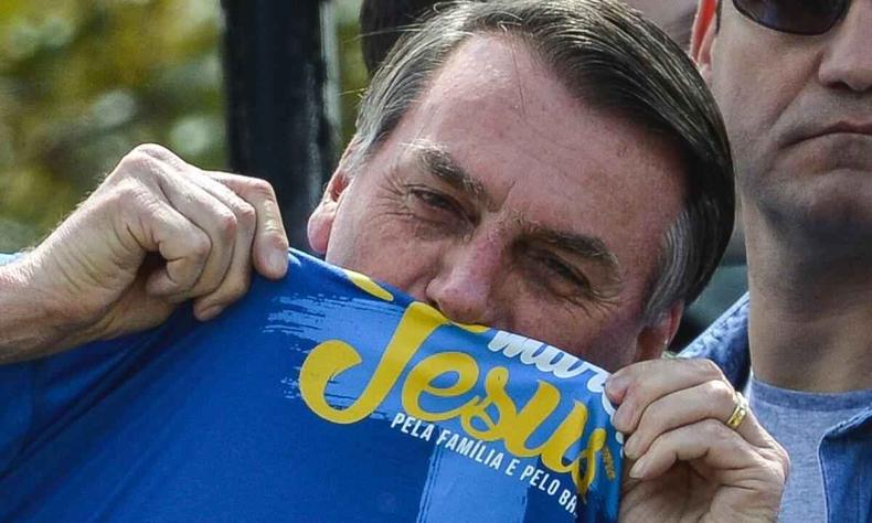 Bolsonaro é aguardado em Uberlândia para evento religioso e 'motociata'(foto: Marcello Casal Jr/Agência Brasil) O presidente Jair Bolsonaro mostra a logomarca da Marcha para Jesus na camisa que está usando
