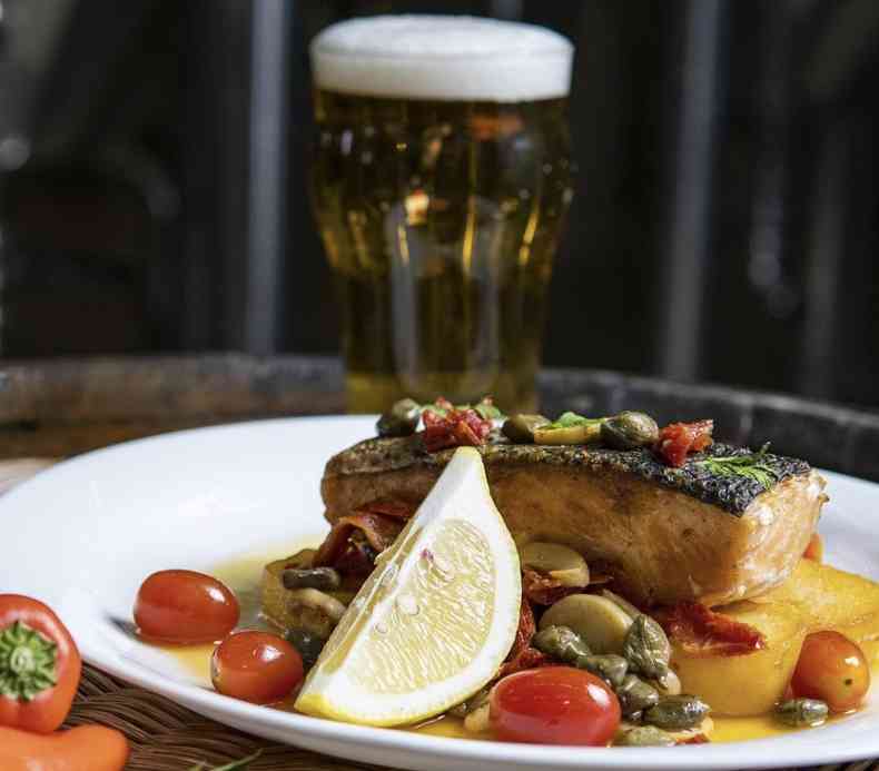 prato de salmo e cerveja