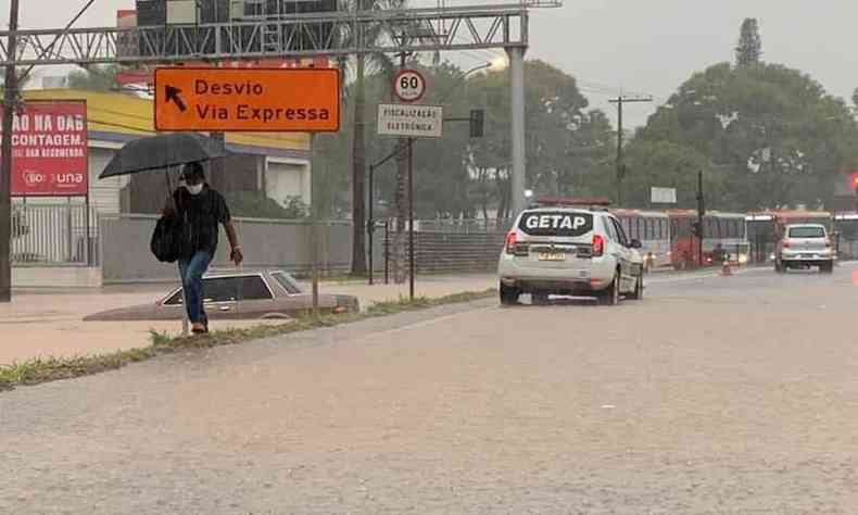 Uma forte chuva atinge a cidade de Contagem na tarde desta sexta-feira, 15(foto: Jorge Lopes/EM/D.A. Press)