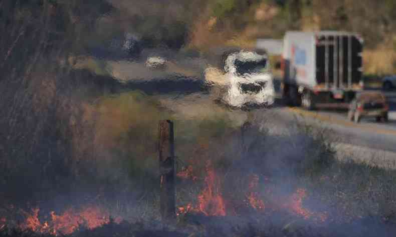 Incndio na BR-381: queimadas iniciadas por destroos de veculos acidentados e no recolhidos esto na base da destruio ambiental s margens de estradas que cortam Minas(foto: Leandro Couri/EM/D. A. Press)